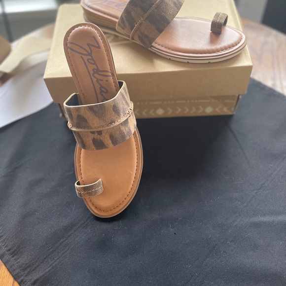 Zodiac Brown Leather Sandals ADELANTO Toe-Ring Design Leopard Print SIZE 8 MED - Picture 2 of 6